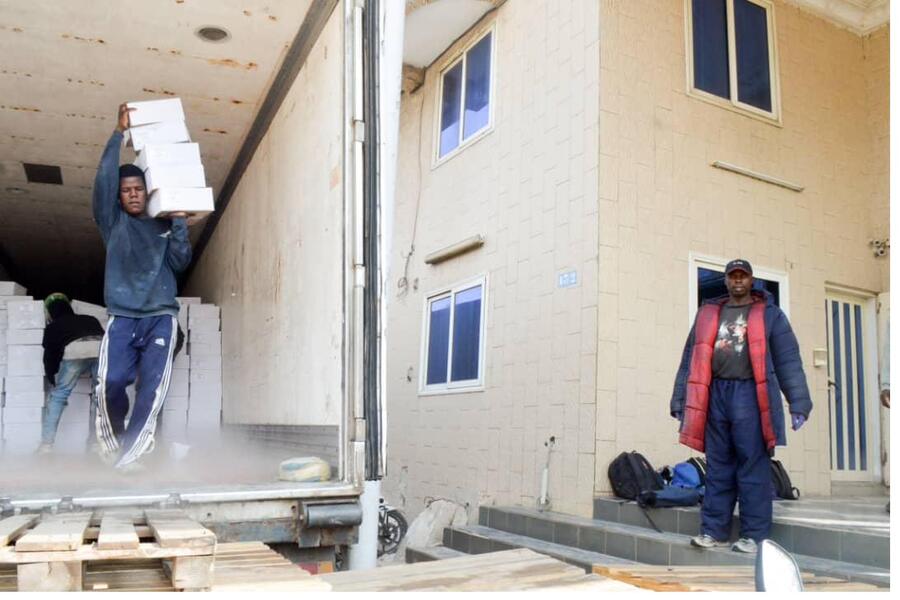 Unloading fresh cartons